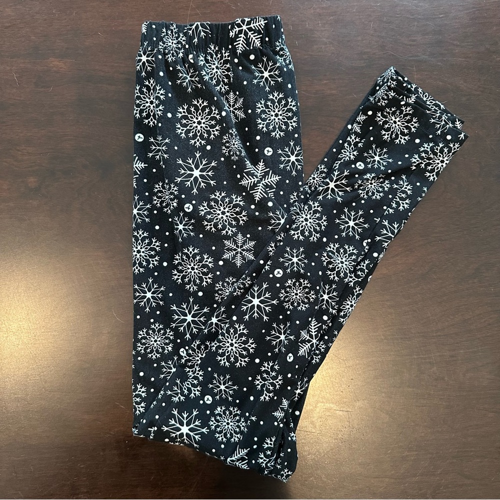 SWEETLEGS PLUS SIZE LEGGINGS IN SNOWFLAKE PATTERN